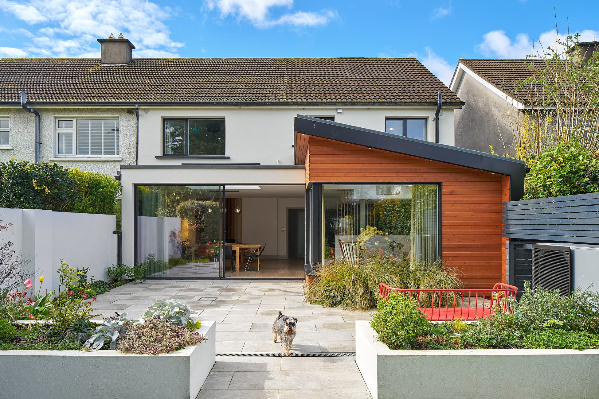Single-Storey Extension with Sky-Frame Sliding Doors and Open-Plan Living