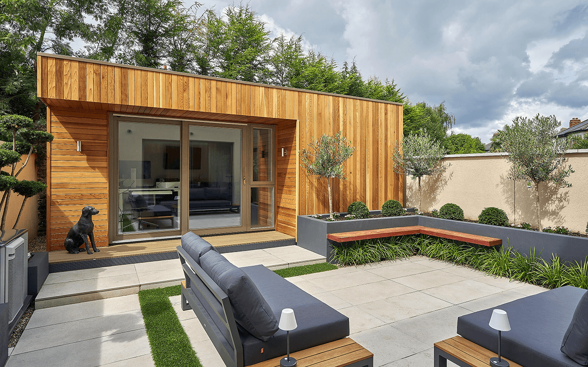 A contemporary Shomera garden studio with deep overhangs